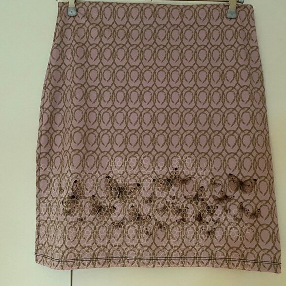 Jupe rose avec motifs fleurs avant et papillons à l'arrière - Picture 2 of 4